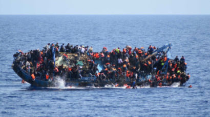 ‘죽음의 바닷길’에서 또 … 고무배 탔던 난민 250여 명 익사 