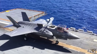  ‘잠자리처럼 날아 항공모함에 사뿐’ 미 최강 전투기 F-35B 착륙 영상 보니