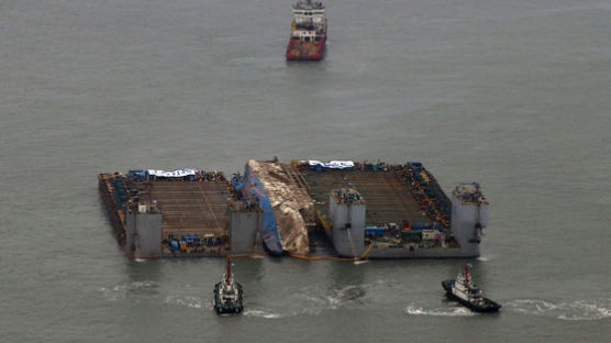 [서소문사진관]3년만의 마지막 항해-반잠수식 선박으로 이동중인 세월호