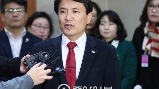 “헌법재판관 친형이 文 캠프에 있다니”…문재인 공세 강화하는 자유한국당