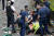 비아스 엘우드 영국 외무차관(가운데)이 22일 런던 테러 현장에서 쓰러진 시민에게 응급처치를 하고 있다. [AP=뉴시스]
