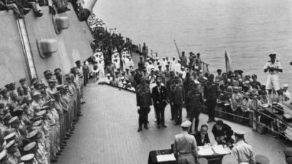 [1945.09.02] 일본, 항복문서에 서명