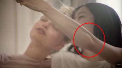 디올 광고에 등장한 한국인 모델의 '부러질 듯한' 팔