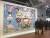 무라카미 다카시의 대형그림이 걸려 있는 전시장.