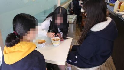 교육감 독선에 저녁급식 끊긴 경기도 고교들… 학생들 “컵밥으로 때우거나 그냥 굶어요”