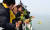 미수습자 가족들이 세월호 앞 바다에 노란장미를 던지며 온전한 수습을 기원하고있다.강정현 기자