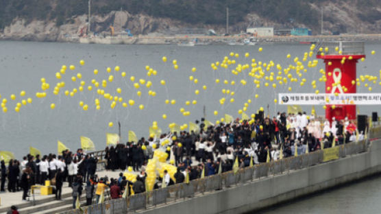 [서소문사진관]팽목항 하늘,1078개의 노란풍선 물결…‘찾으소서!영면하소서!’ 