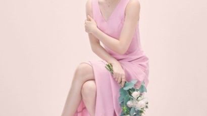 ‘핑크색’ 완벽하게 소화한 김연아의 핑크 ‘스몰 웨딩’ 화보