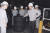박삼구(앞줄 오른쪽) 금호아시아나그룹 회장이 지난 2003년 금호타이어 광주공장을 방문해 제조 공정을 둘러보며 직원들에게 타이어 품질 향상을 당부하고 있다. 금호타이어는 박 회장이 1967년 처음 입사한 회사다. [사진 금호아시아나]