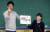 반가은양(오른쪽)이 김수인 '창조와 교육' 대표의 도움을 받아 오조봇에 관해 쓴 멘트를 친구들에게 소개하고 있다.