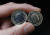 28일(현지시각)부터 영국에서 사용하기 시작한 1파운드(왼쪽)와 기존 동전. 새로 나온 동전은 12각형 모양이 특징이다. [AP=뉴시스]