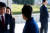 21일 서울 중앙지검에 피의자 신분으로 출석한 박 전 대통령이 청사 앞에서 뒤를 돌아보고 있다. 이날도 올림머리를 고수했다. [중앙포토]