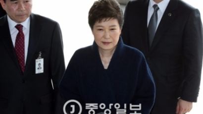 "박근혜 전 대통령, 검찰 조사 때 눈물…영장 청구에 충격 받은 듯"