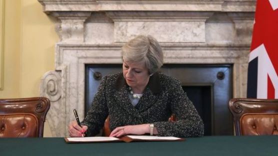 영국-EU 이혼협상 개시 ... 메이 英 총리, 브렉시트 통보문 서명 