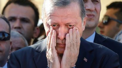 [개헌 국민투표 앞둔 터키의 내우외환] 술탄 꿈꾸는 에르도안, 유럽연합과 정면 충돌