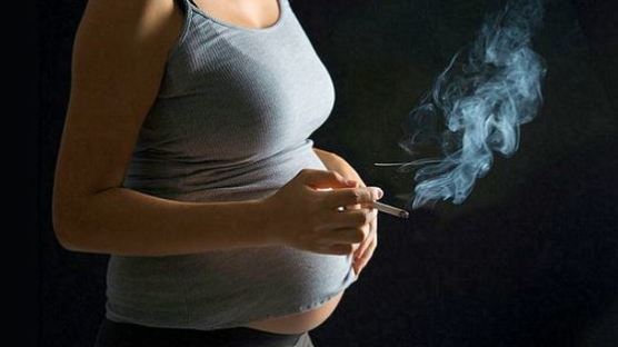 임신한 10대 소녀들이 일부러 흡연하는 이유