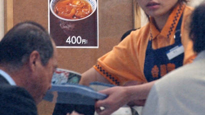 "알바생 모셔요" 장학금까지 주는 일본 덮밥체인 요시노야