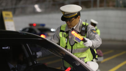 불법 우회전 단속하다 '국회' 신분증 본 교통경찰이 한 말
