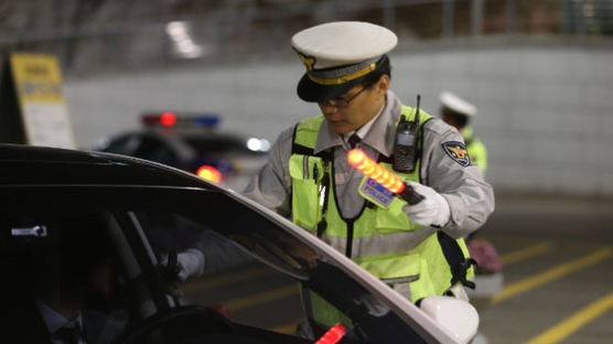 불법 우회전 단속하다 '국회' 신분증 본 교통경찰이 한 말