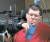 28일(현지시간) 영국 의학저널 랜싯이 공개한 동영상에서 미국인 빌 코체바(56)가 오하이오주립대 연구진의 장비를 이용해 물을 마시고 있다. 코체바는 2006년 사고로 사지가 마비됐다. [유튜브 캡처]
