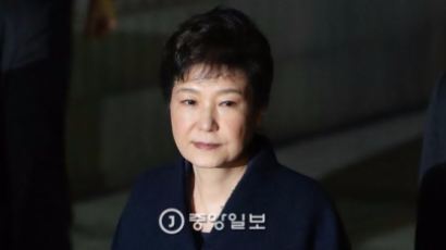 "법원 가는 박근혜 전 대통령, 연약한 여인의 모습이었다"