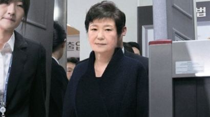 [박근혜 구속] 자택·법원앞 지지자들 '비통'…삭발 감행까지