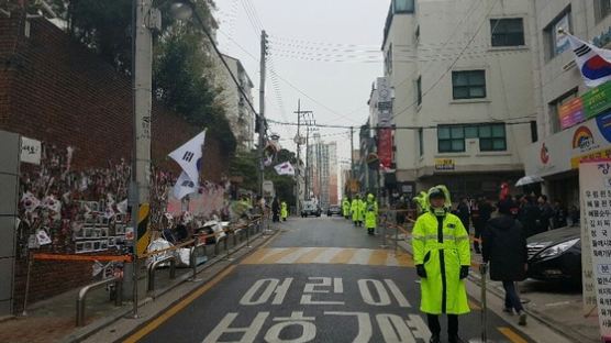 박 전 대통령 구속된 날 텅 빈 자택 앞...친박 단체 "결사 항전 집회 연다"