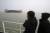 세월호 미수습자 가족들이 지난달 31일 오전 반잠수식 선박 '화이트마린호'에 실린 세월호를 바라보고 있다. [중앙포토] 