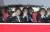 1일 오후 인천공항으로 입국한 북한 여자 아이스하키팀 선수단이 강릉으로 떠나는 버스안에서 밝은 미소를 지으며 손을 흔들고 있다.  전민규 기자