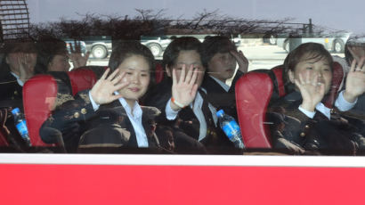 [서소문사진관] 북 아이스하키팀 선수들의 미소 