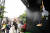 지난달 31일 인천 SK구장 내 '5G 어드벤처'를 찾은 관람객들이 '몽키 점프'라는 가상 번지점프 기기를 체험하고 있다. [사진 SK텔레콤]