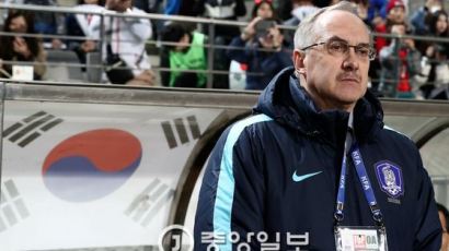 "한국축구 미래 포기하나" vs "대표팀 감독만의 문제인가"