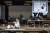 연극 '파운틴헤드' 서울 공연 장면. 천재 건축가 로크가 도면에 그림을 그리고 있다. [사진 LG아트센터]