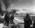 1950년 겨울 장진호 전투에서 미 해병1사단 병사들이 F4U 콜세어 전투기들이 중공군을 폭격하는 장면을 지켜보고 있다. [사진 위키미디어]