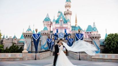 디즈니랜드에서 결혼식을 올린 부부의 '동화같은 사연'