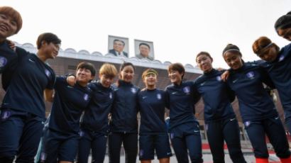김일성 부자 초상화 아래서…여자축구대표팀, 밝은 분위기 속 평양 첫 훈련