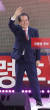 홍준표 후보가 31일 자유한국당 대통령 후보로 선출된 후 손을 흔들고 있다. 오종택 기자