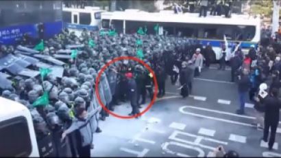 탄핵 반대 집회에서 경찰 때렸다가 순식간에 진압 당한 남성