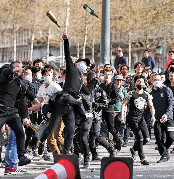 프랑스 경찰 총격에 화교 사망 후폭풍 … ‘인종차별’ 분노 쌓인 중국인 연일 시위