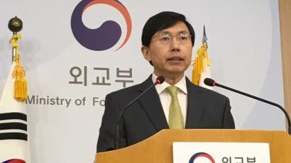 외교부 "부산 소녀상 '부적절'…日과 협의"
