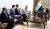 하이다르 알 압바디 이라크 총리(오른쪽)로부터 설명을 듣고 있는 조지프 던퍼드 미국 합참의장(오른쪽에서 두번째)과 재러드 쿠슈너 백악관 선임고문(세번째).