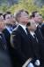 더불어민주당 문재인 대선후보가 4일 경남 김해시 봉하마을 노무현 전 대통령 묘역을 찾아 참배했다. 오종택 기자
