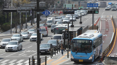 “교통체증 심각” vs “버스는 빨라져” … 중앙버스차로 논란