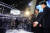 안철수 국민의당 대선후보가 5일 오후 경기도 일산 킨텍스에서 열린 2017 서울모터쇼를 찾아 인팩 부스를 둘러보고 있다. [중앙포토]