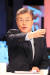 더불어민주당 대선후보들의 토론회가 3월 21일 오후 서울 상암동 MBC 스튜디오에서 열렸다. 문재인 전 대표가 방송국 관계자와 대화하고 있다. [사진공동취재단]