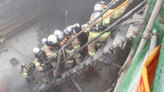 [사진] 쌍문동 주상복합 공사 중 화재, 구조 나선 소방대원들