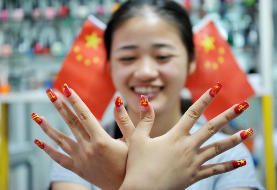 손톱에 중국 국기를 그린 중국 여성 [사진 이매진차이나]