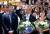문재인 더불어민주당 대선후보가 지난 2012년 6월 17일 아내 김정숙(오른쪽) 씨, 아들 문준용(왼쪽) 군과 함께 서대문 독립공원 무대에 올라 대선출마을 선언하는 모습. 김성룡 기자