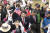 자유한국당 대선주자 김진태 의원이 지난 3월 20일 경북 구미시 상모동 박정희 전 대통령 생가를 찾았다. 추모관에서 참배를 마친 김 의원이 생가 아래로 내려오는 골목에서 지지자들이 태극기를 흔들며 환호하고 있다. 구미=프리랜서 공정식