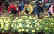 5일 서울 중랑구 묵동천 자연 학습장 일대에서 열린 제72회 식목일 나무심기 행사에서 어린이들이 달리아 꽃을 심고 있다.